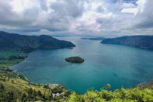 Caldera lake toba