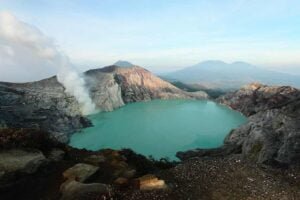 From Bali to Mount Ijen (Kawah Ijen) in East Java | Observe the turquoise lake and the famous blue flames